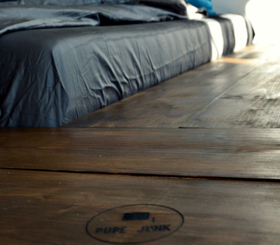 Masívna drevená posteľ