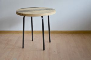 Drevený stolček