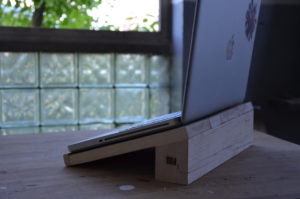 Drevený stojan na mac book pro