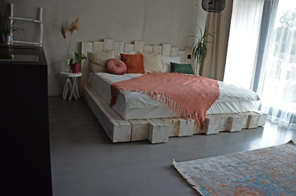 Masívna drevená posteľ z hranolov